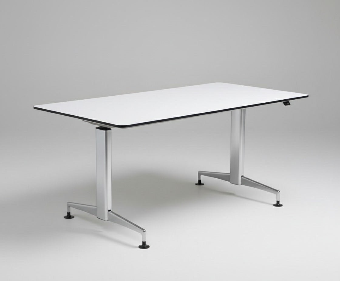 Skråt billede af Paustian A-One skrivebord med hvid bordplade og krom stel, 160x80 cm